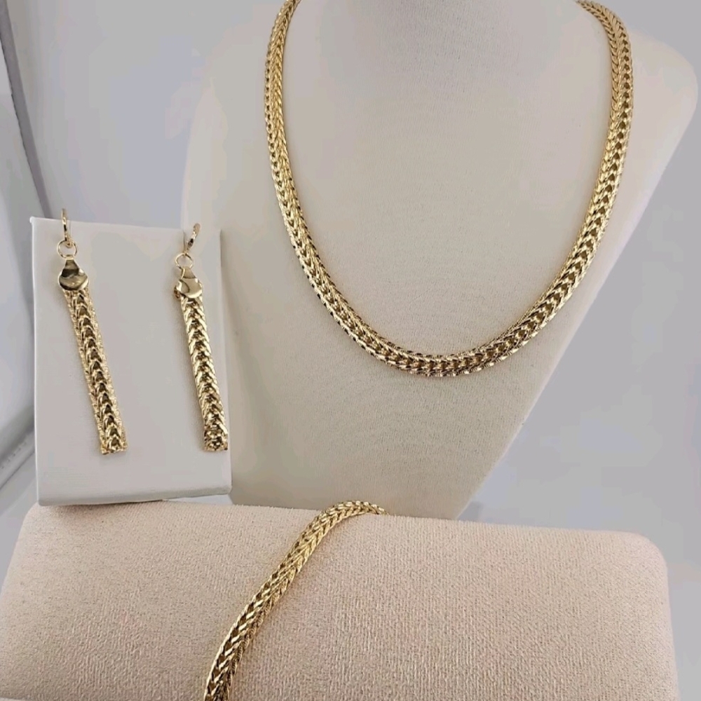 Elegant Gold Jewelry Set